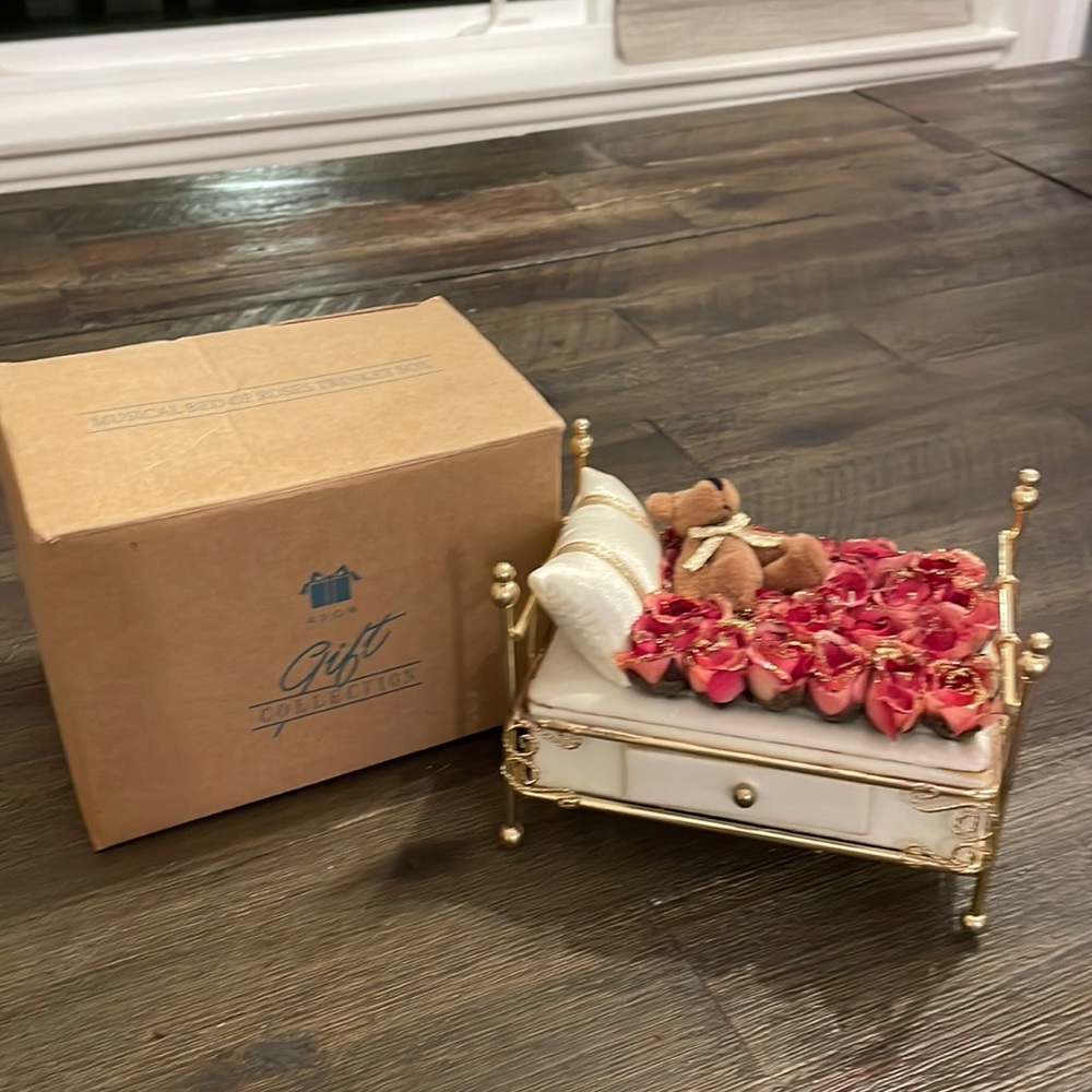 Avon Bed if Roses Trinket Box